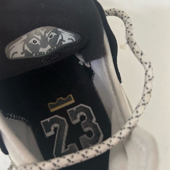 Lebron Basketball shoes, size 6, used for one season and only worn on the court - Picture 3 of 4